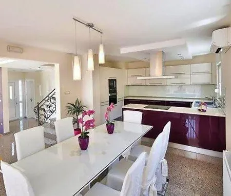 Giulietta Villa *